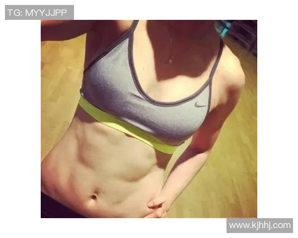 女足球星场上展现健美腹肌视频引发热议 展现运动员力量与自信